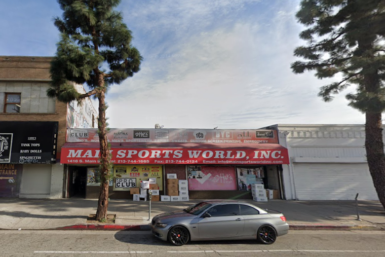 Over 140 Firefighters Battle Major Blaze in LA Fashion District, Roof Partially Collapses