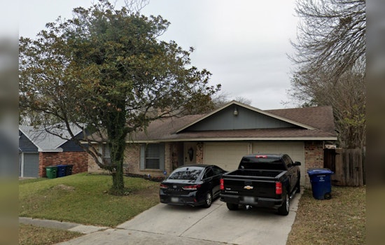 San Antonio Family Evacuates Unharmed as Firefighters Contain Blaze to Garage on Northeast Side