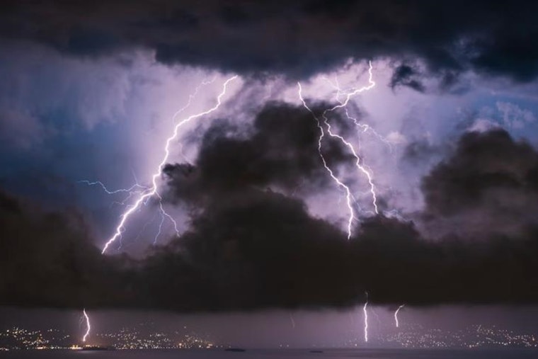 Seattle Braces for Week of Showers and Thunderstorms, NWS Reports Persistent Rain