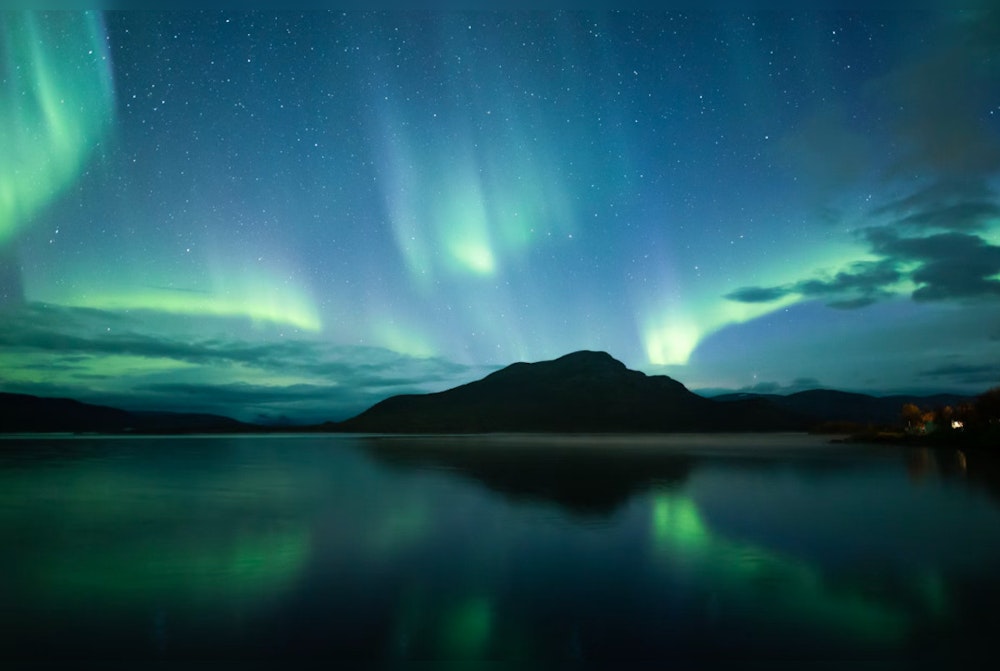 Aurora Ahoy: Northern Lights Dazzle the Southwest Sky in Rare Solar Spectacle