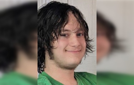 Chicago Police Enlist Public's Help to Find Missing 15-Year-Old Boy, Deanthony Veitch