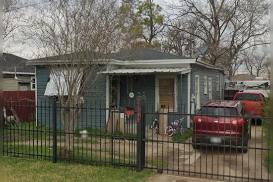 Houston in Mourning: Two Women Fatally Shot, Suspect Sought by Police in Overnight Tragedy