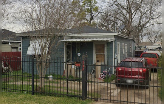 Houston in Mourning: Two Women Fatally Shot, Suspect Sought by Police in Overnight Tragedy