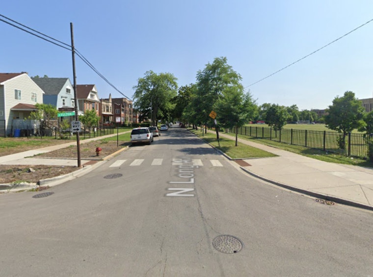 Man Fatally Stabbed in Chicago’s Austin Neighborhood, Suspects Remain at Large