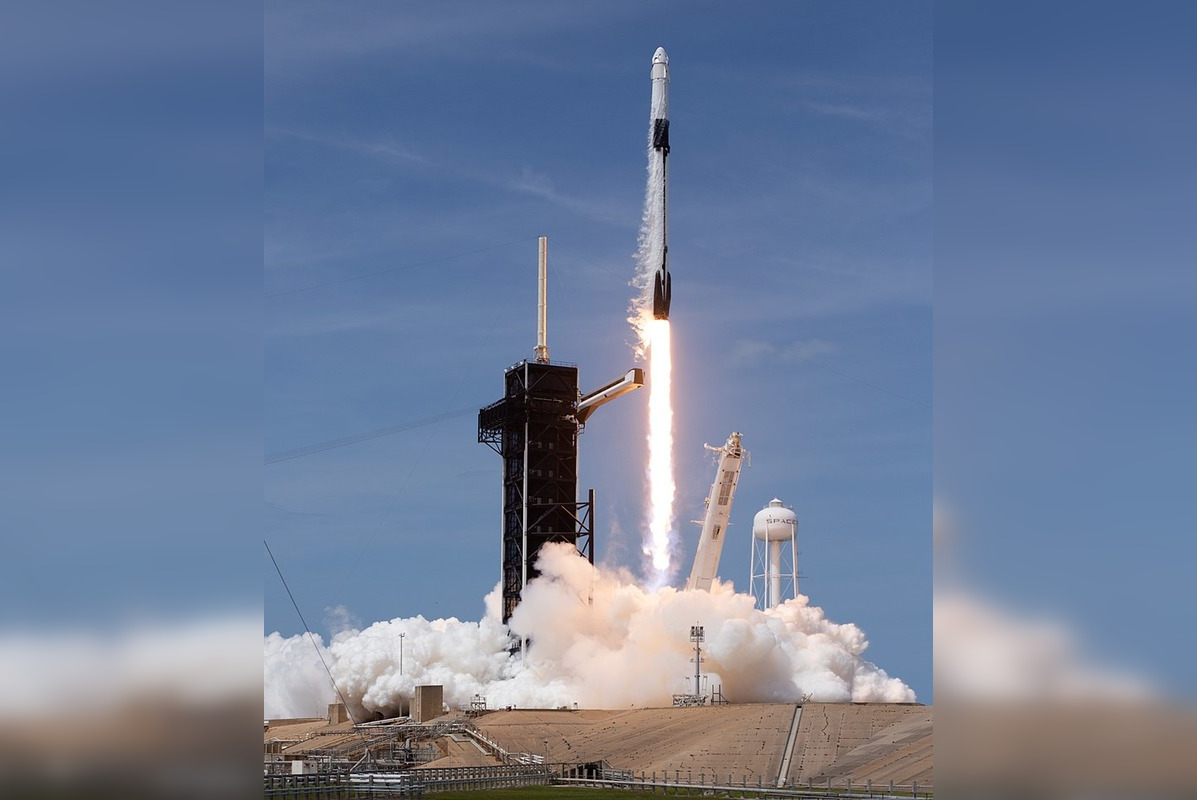 Sky Spectacle: SpaceX Falcon 9 Rocket Dazzles West Coast with Stunning