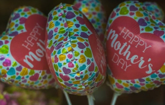 "SNL" Celebrates Mother's Day with Cast Moms and Heartfelt Giggles, Strays from Norm