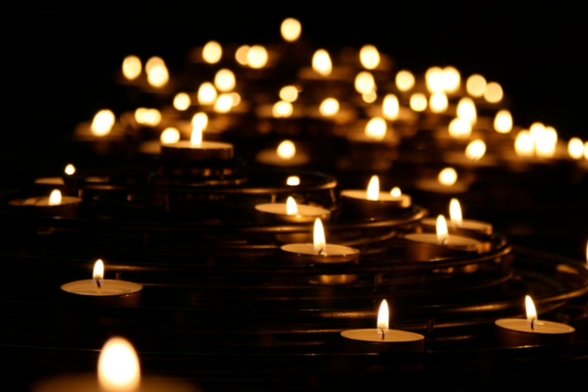 Tennessee College Art Professor Dies After Being Swept Away by Wave in(01)