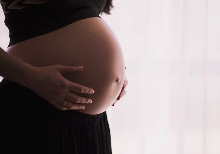 Arizona Family's Tragedy Leads to Scrutiny of Midwife Regulations Following Fatal Home Birth