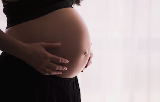 Arizona Family's Tragedy Leads to Scrutiny of Midwife Regulations Following Fatal Home Birth