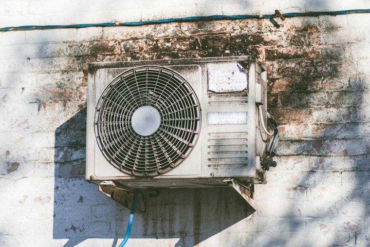 Arizona Heatwave Spurs A/C Repair Demands, Local Technicians Face Extreme Working Conditions