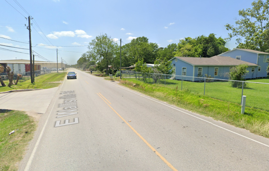 Harris County Sheriff's Office Investigates Shooting in Highlands, Victim Airlifted, Suspects at Large