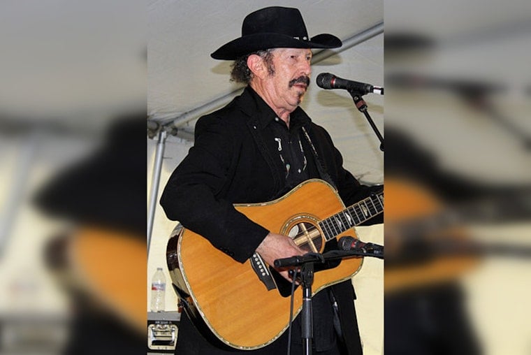 Iconoclastic Entertainer and Politician Kinky Friedman Dies at 79 in Medina, Texas