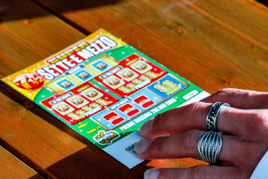 Illinois Man Wins Nearly $1 Million with Illinois Lottery App Ticket Following Dog Walk