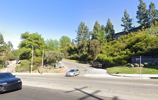 Los Angeles Firefighters Quickly Extinguish Hollywood Hills Apartment Blaze, No Injuries Reported