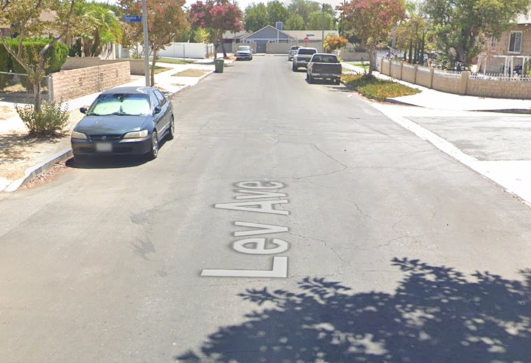 Los Angeles Firefighters Swiftly Contain Arleta Neighborhood Blaze, No Injuries Reported