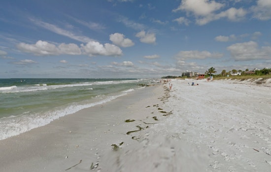 Off-Duty Lifeguard in Sarasota County Heroically Saves Seven Swimmers from Rip Current at Lido Beach