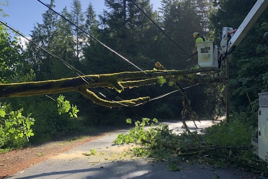 Severe Weather Hits Western Washington, Leaving Thousands Without Power and Causing Chaos on Seattle-Tacoma Commute