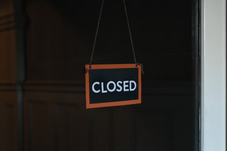 West Palm Beach Hooters Closes Amid Nationwide Store Shutterings and Economic Challenges