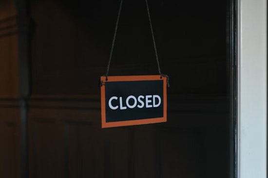 West Palm Beach Hooters Closes Amid Nationwide Store Shutterings and Economic Challenges