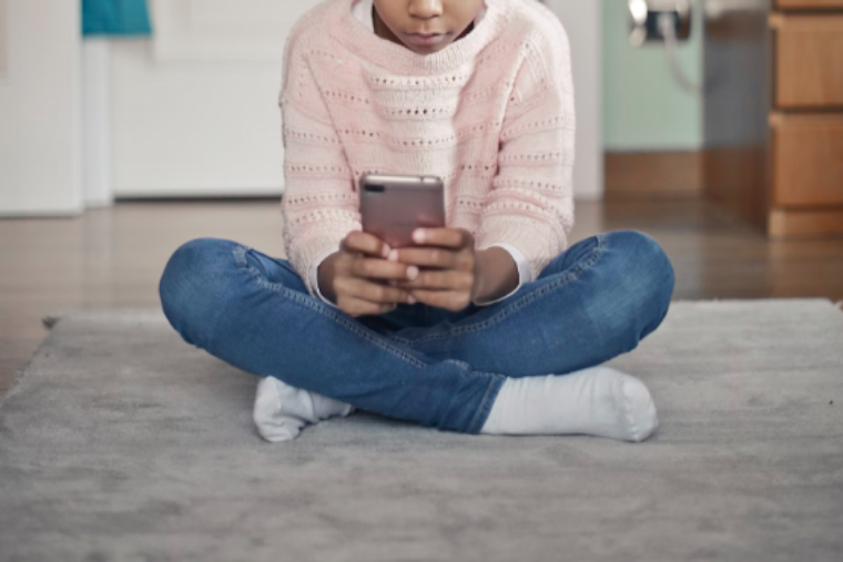 Arizona School Districts Enforce New Cellphone Restrictions to Combat Classroom Distractions