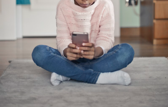 Arizona School Districts Enforce New Cellphone Restrictions to Combat Classroom Distractions