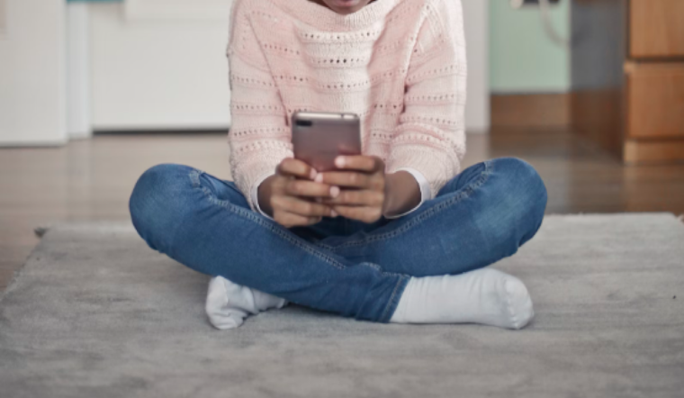 Arizona School Districts Enforce New Cellphone Restrictions to Combat Classroom Distractions