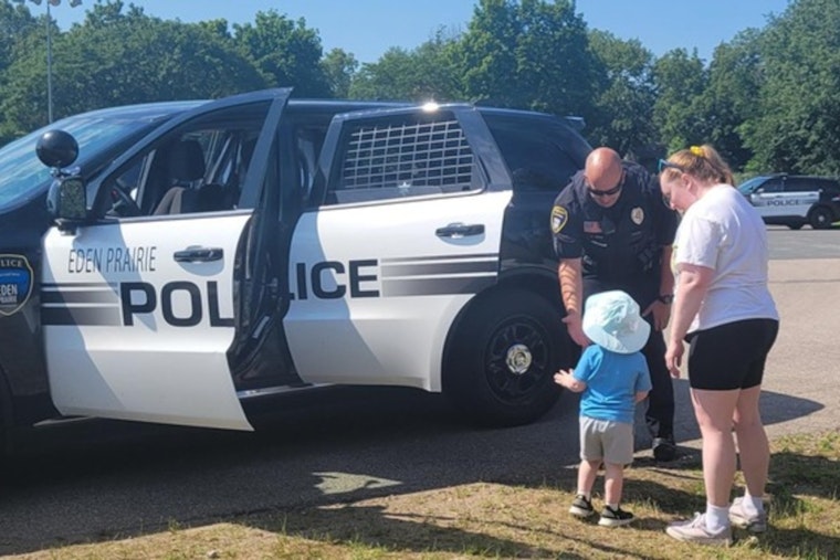 Eden Prairie Residents Bond with Local Police Over Coffee in Round Lake Park Event