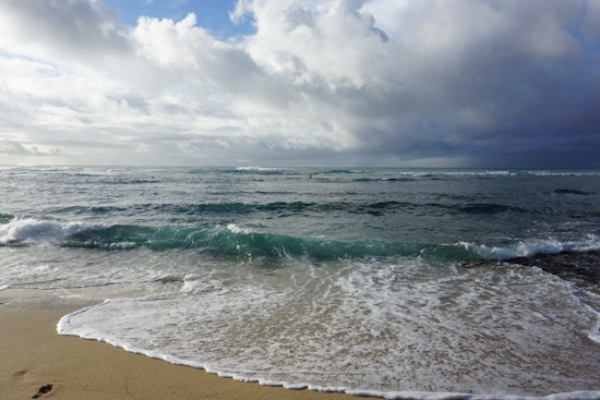 Honolulu Sees Strengthening Trade Winds with Sunny Spells and Showers Expected as High-Pressure System Takes Hold