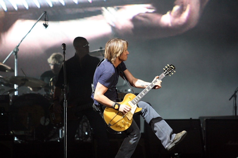 Keith Urban Delights Chicago Fans with Surprise Carol's Pub Concert After Energetic NASCAR Street Race Performance