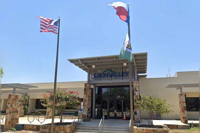 Leon Valley City Council Discusses Budget, Honors LVPD Officer, and Examines Utility Rate Changes