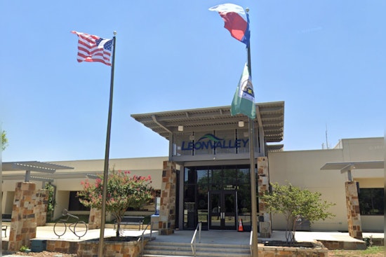 Leon Valley City Council Discusses Budget, Honors LVPD Officer, and Examines Utility Rate Changes