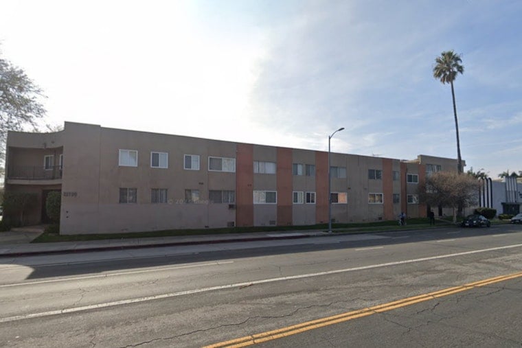 Los Angeles Firefighters Extinguish Canoga Park Apartment Blaze In 14