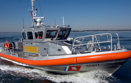 Luxury Yacht "LOVEBUG" Capsizes Near Edgewater, All Five Passengers Rescued Safely