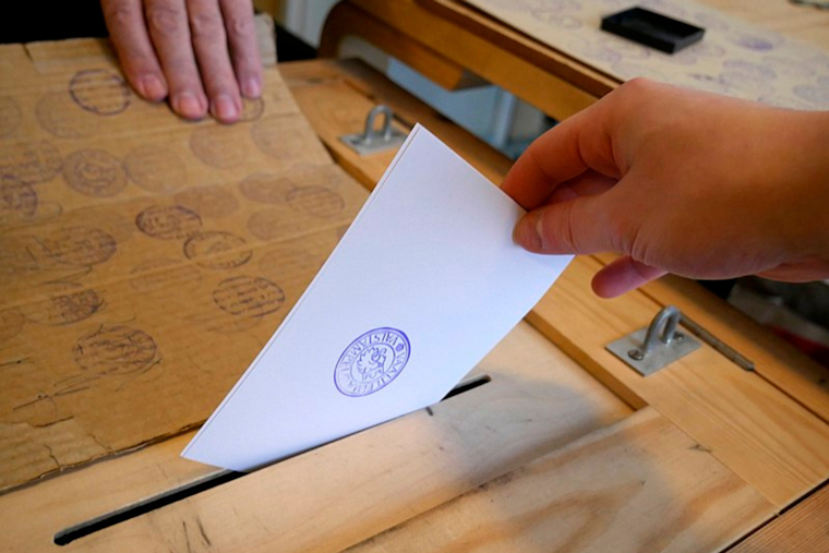 Over 10,000 Michiganders Embrace Early Voting for August Primary Amid Server Glitch