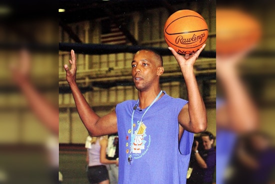 Spurs Legend Sean Elliott's Heart Condition Detected by Apple Watch, Prompting Swift Medical Response in San Antonio