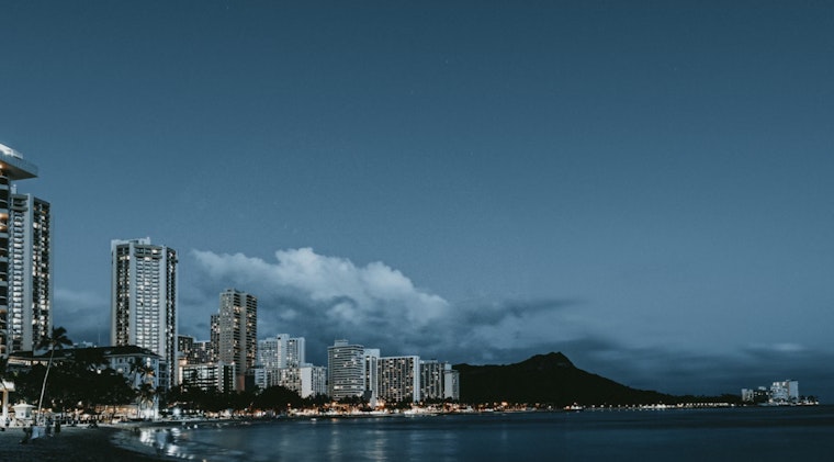 Steady Tradewinds and Occasional Showers to Persist in Honolulu as High-Pressure System Reigns