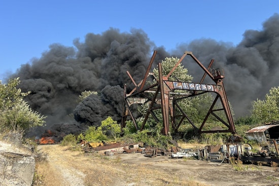 Wildfire on Ross Island Fills Portland Skies with Smoke, Firefighters Tackle Blazes by Boat