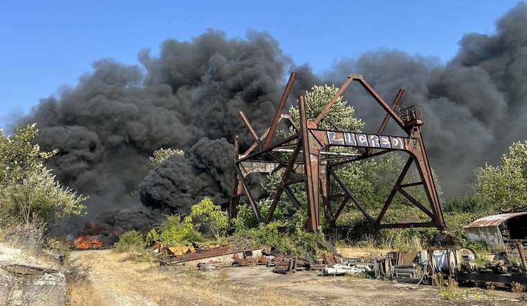 Wildfire on Ross Island Fills Portland Skies with Smoke, Firefighters Tackle Blazes by Boat