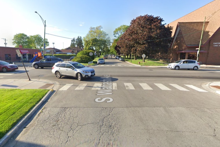 Chicago Man Fatally Shot While Entering Car in Greater Grand Crossing, Police Seek Suspects