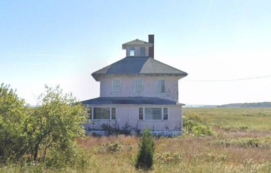 Historic "Pink House" of Newbury Sees No Bids in Auction, Demolition Looms Amid Environmental Concerns