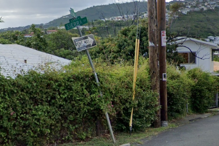 Honolulu Fire Department Responds to Early Morning Blaze in Kaimuki, One Firefighter Hospitalized