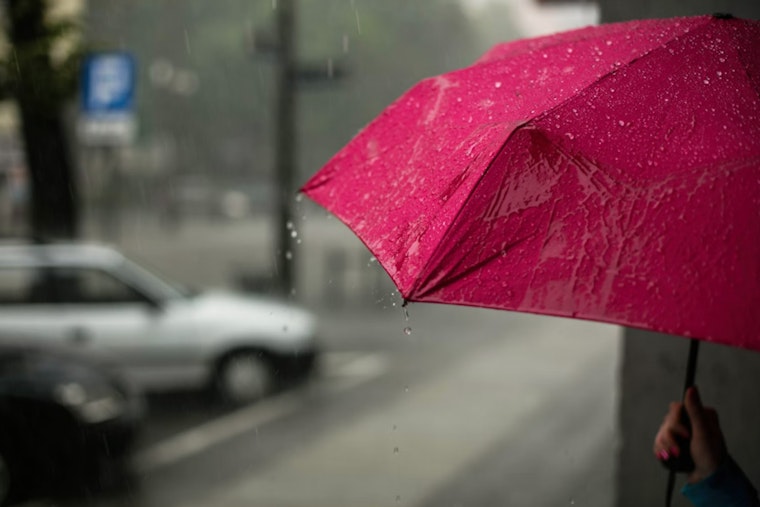 Houston Braces for Showers and Thunderstorms, NWS Advises Caution Ahead of Wet Weather Spell
