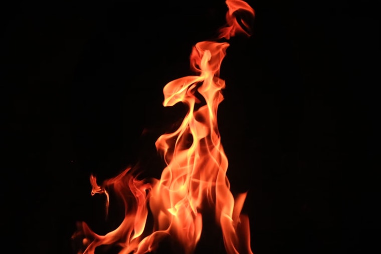 Las Vegas Police Officers Praised for Ingenious Dumpster Rescue of Woman from Burning Apartment