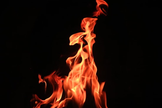 Las Vegas Police Officers Praised for Ingenious Dumpster Rescue of Woman from Burning Apartment