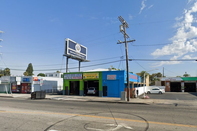 Los Angeles Firefighters Quell Victory Boulevard Blaze in North Hollywood, No Injuries Reported