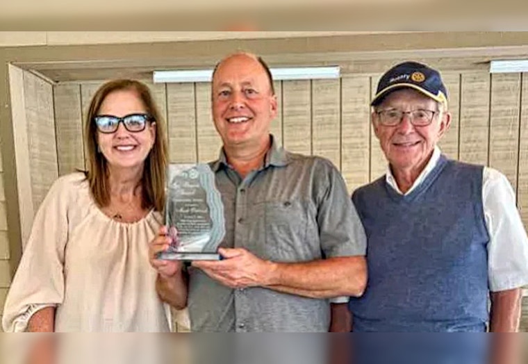 Mark Oestreich Honored with Gil Braun Community Service Award for Over Two Decades of Environmental Stewardship at Westwood Hills