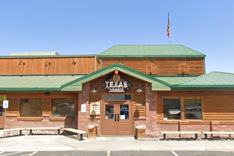 Peoria Police Swap Handcuffs for Serving Trays to Support Special Olympics Arizona at Texas Roadhouse Fundraiser