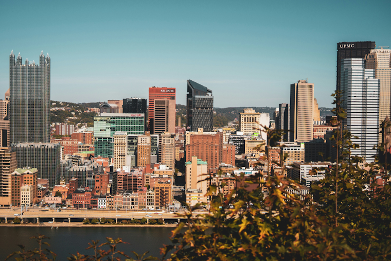 Pittsburgh Forecasts Clear Skies Post-Fog, Braces for Showers and Thunderstorms Ahead