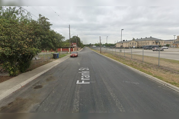 San Antonio Teen Shot in Leg During Jewelry Sale Robbery, Suspects at Large