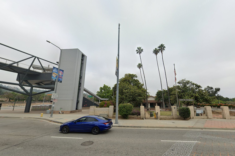 Seven Injured in Studio City as Metro Bus Crashes into Pole on Lankershim Boulevard
